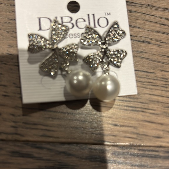 Elegant Silver and White Bow Pearl Earrings - Picture 4 of 10